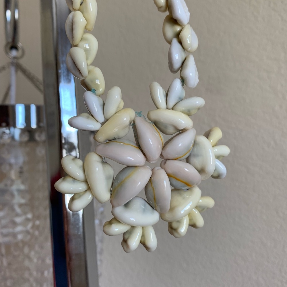 Shell Necklace - Picture 2 of 5